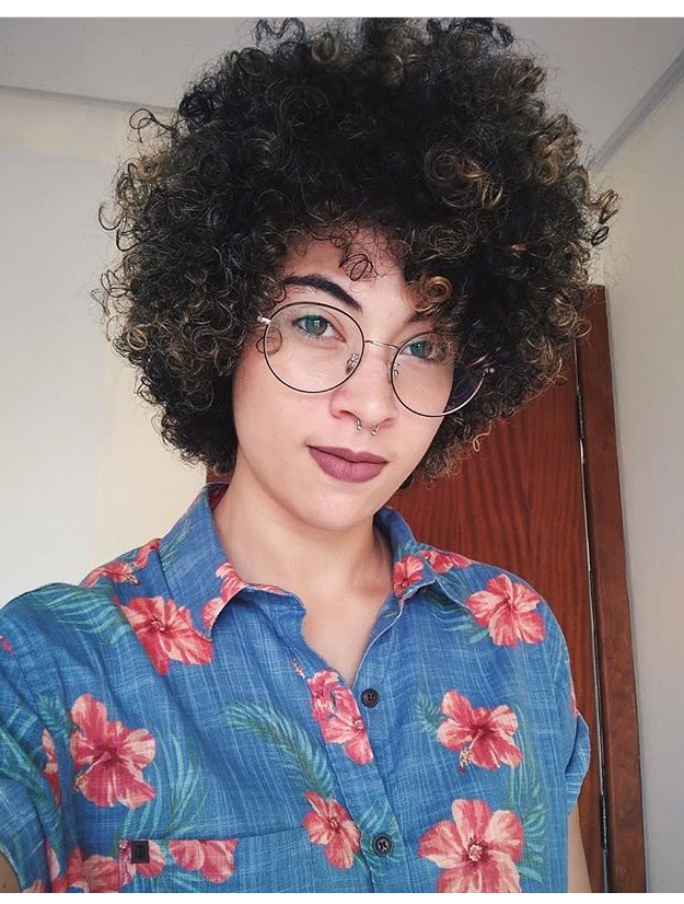 4 Mulheres que curtem o estilo Tomboy e cabelos com muito volume! Cabelo afro! Imagem: Reprodução 