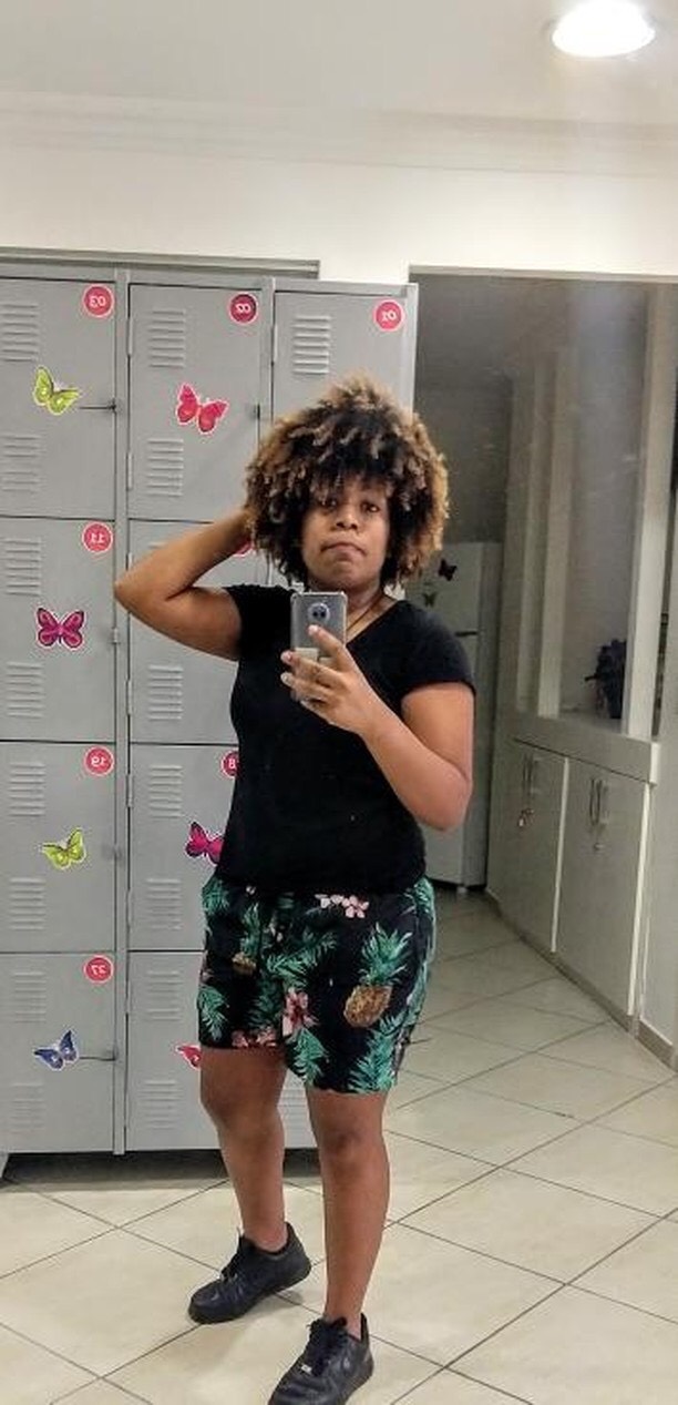 4 Mulheres que curtem o estilo Tomboy e cabelos com muito volume! Cabelo afro! Imagem: Reprodução 